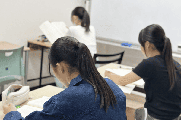 自習室で勉強する生徒
