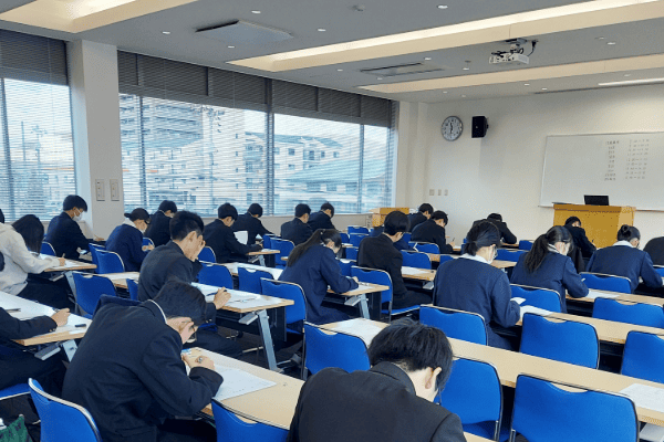 直前対策模試を受ける生徒